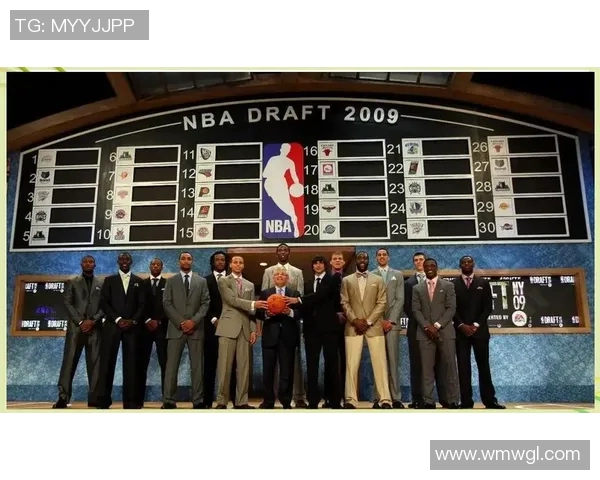 昔日恩怨再燃选秀新星与老队友赛场再度碰面引发激烈对决 昔日恩怨再燃选秀新星与老队友赛场再度碰面引发激烈对决